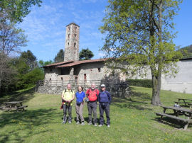 Foto durante la sosta alla Chiesa di San Pietro e Paolo in Pessano a Bollengo (41178 bytes)